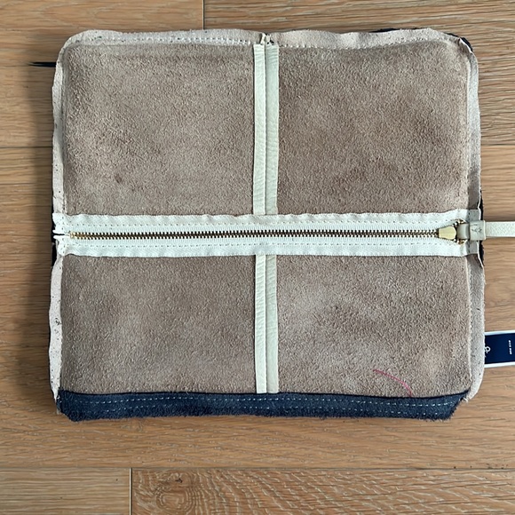 GAP Leather Two-Tone Wristlet Handbag Pouch - Navy and Cream - Picture 7 of 15